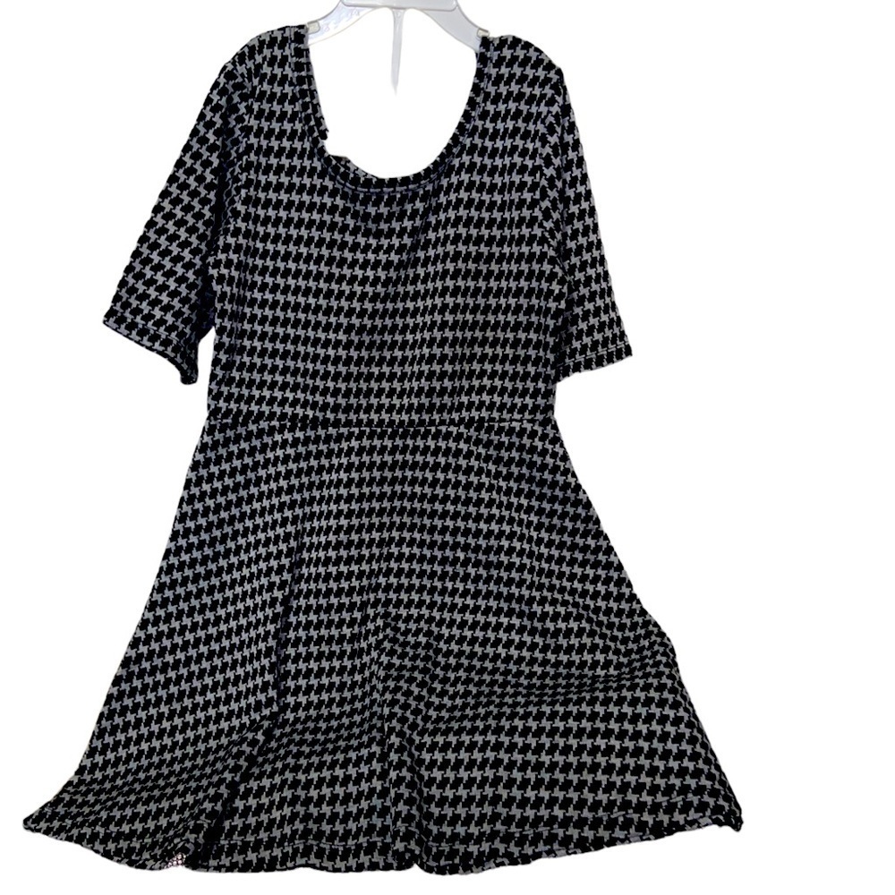 𝅺cute black and white patterned child’s dress. Size 8/10.